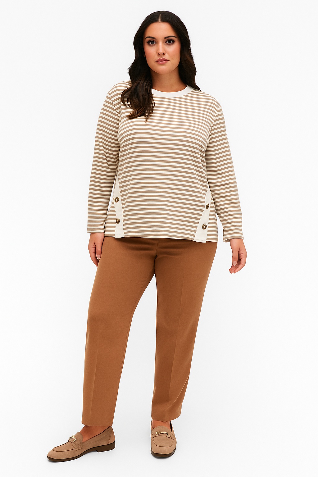 Modelis dėvi smėlio ir baltos spalvos dryžuotą palaidinę su ilgomis rankovėmis ir dekoratyvinėmis sagomis šonuose, dydis 44