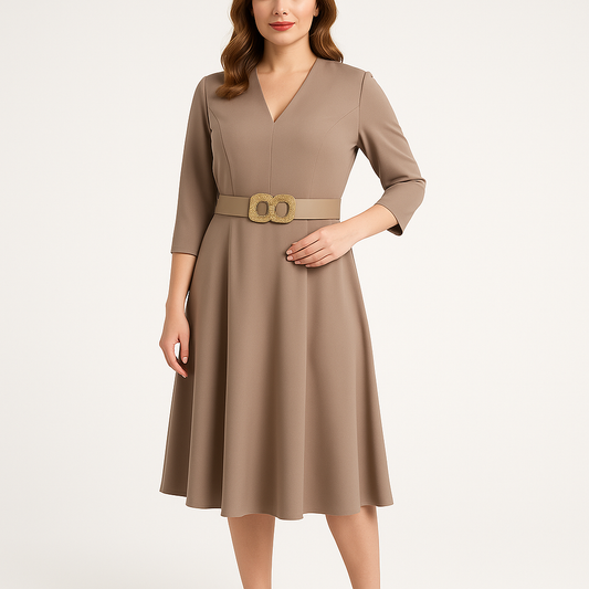 Modelis dėvi midi suknelę su 3/4 rankovėmis, V formos iškirpte ir diržu, dydis 46, smėlio spalva