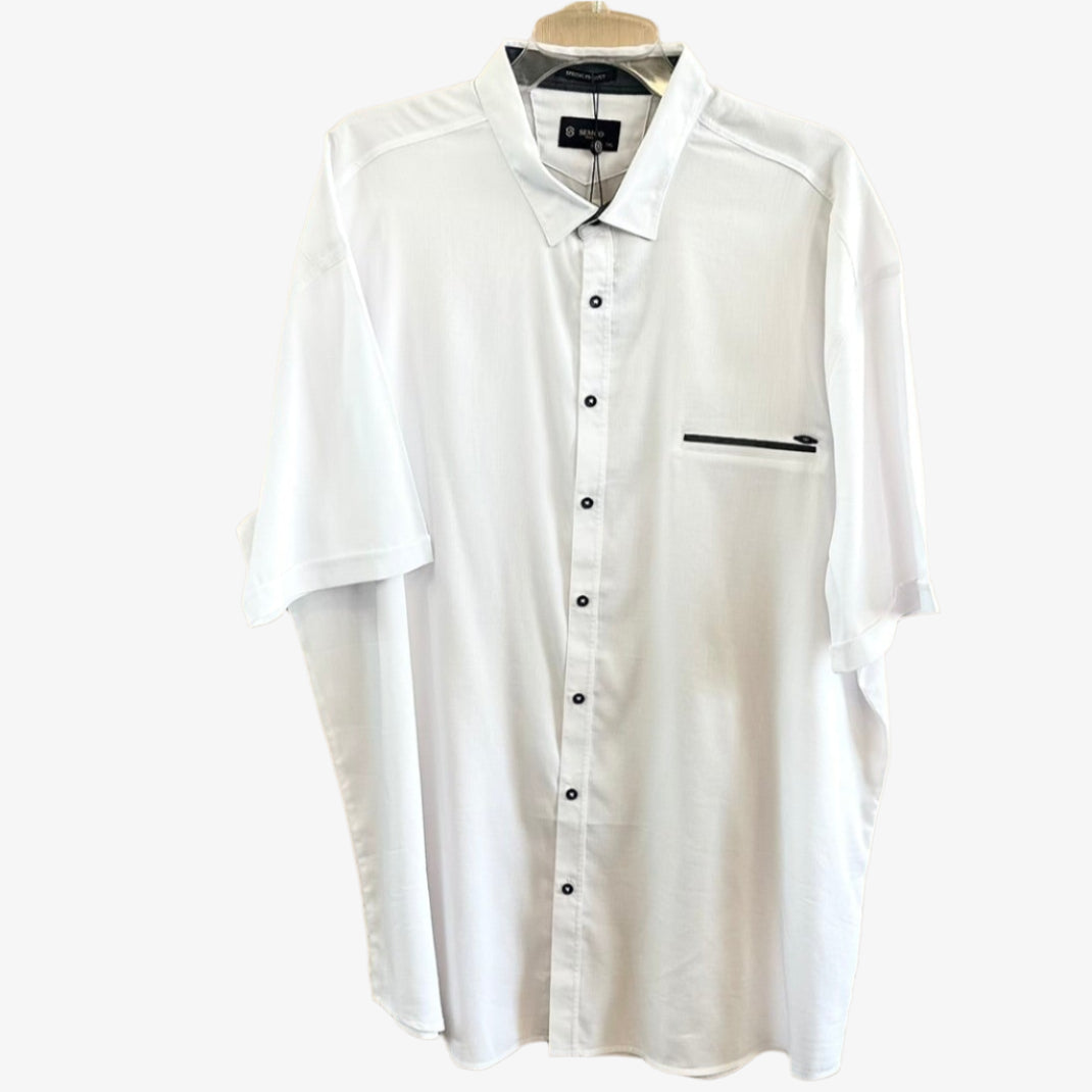 Balti ypač didelių dydžių marškiniai trumpomis rankovėmis, ant pakabos