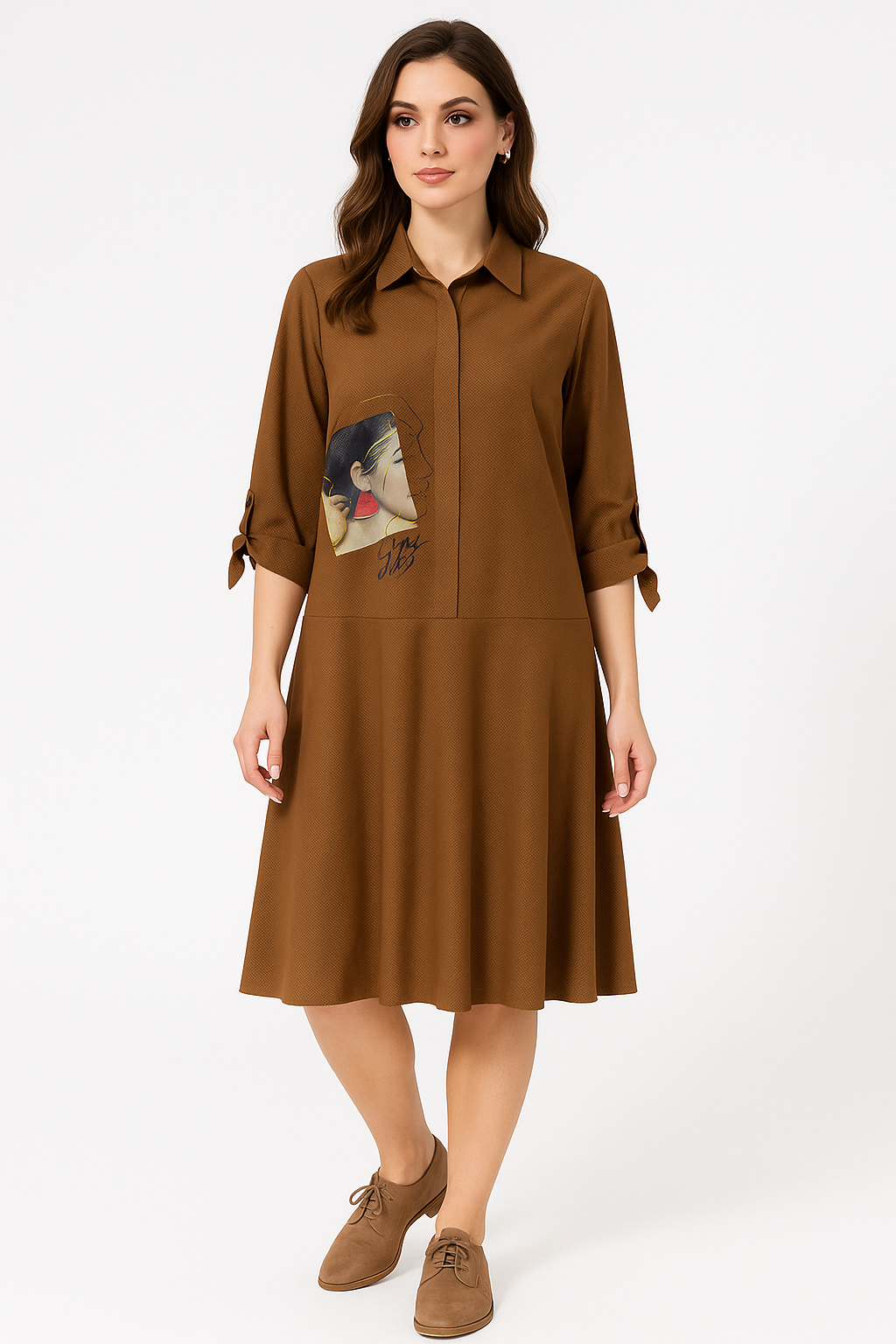 Šoninis vaizdas: ruda medvilninė 3/4 rankovių marškininė suknelė su grafikos spaudu šone, laisvas kritimas, dydis 48
