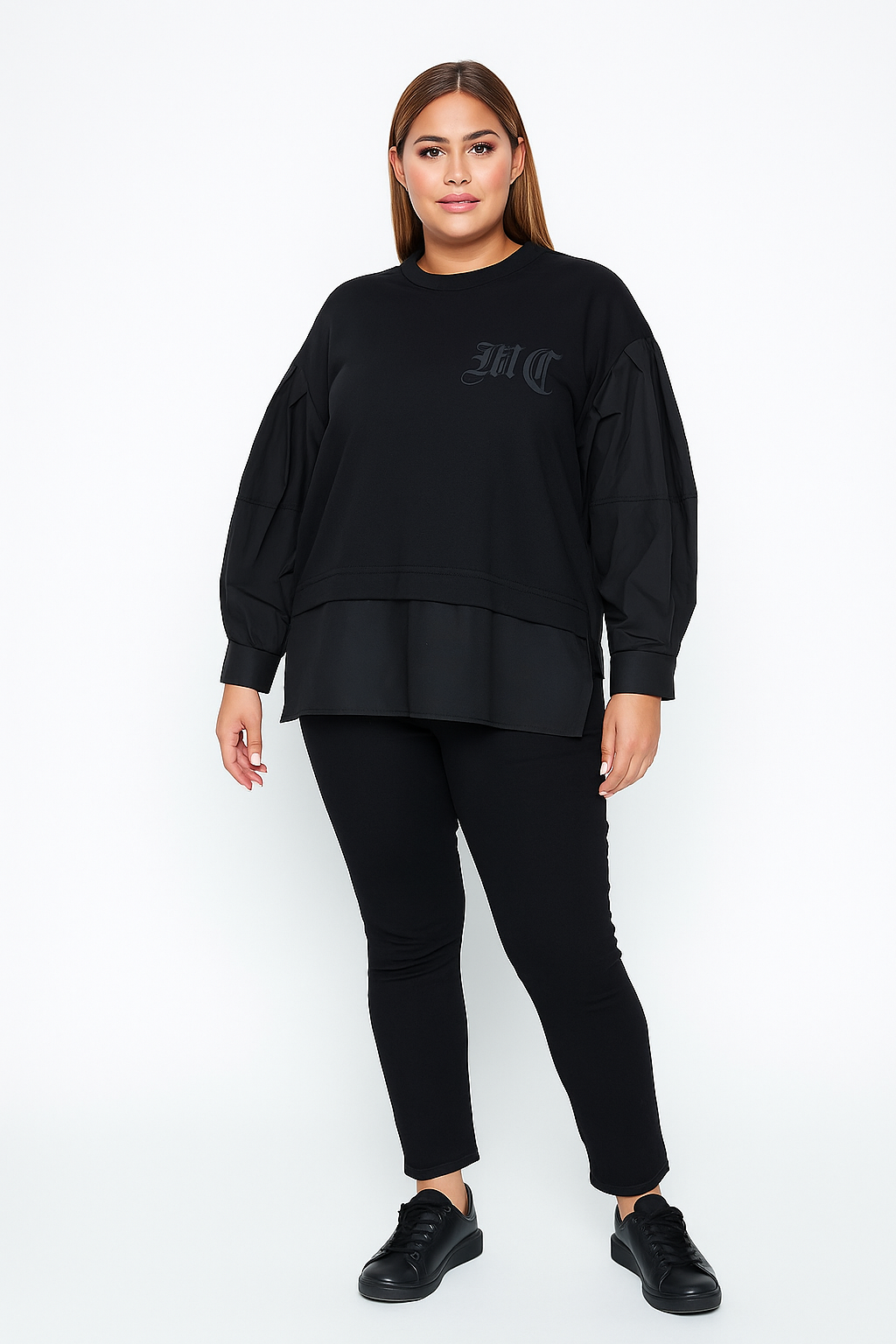 Juodas džemperio tipo viršus su baltinių efektu apačioje, pūstos rankovės, dydis 44, stilingas miesto įvaizdis