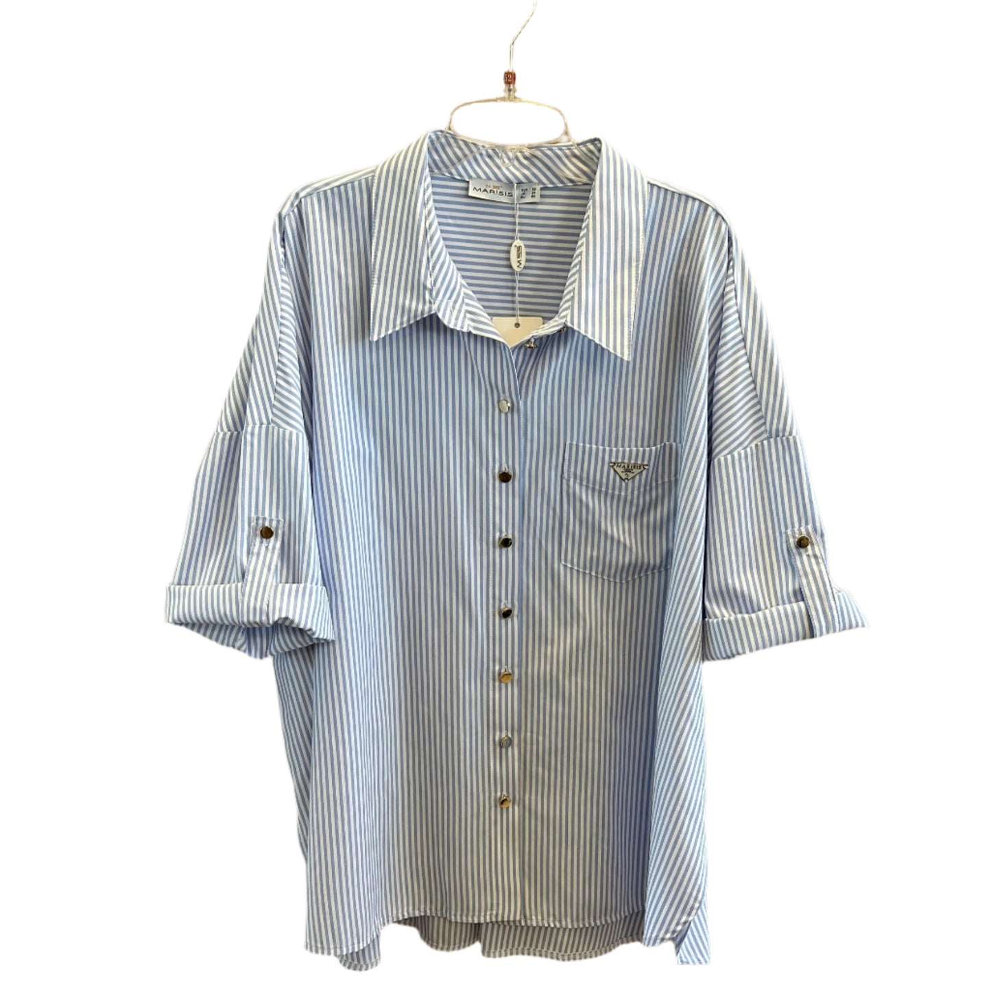 Šviesiai mėlyni dryžuoti marškiniai su dekoratyvine kišene ir auksinėmis sagomis, pakabinti ant pakabos