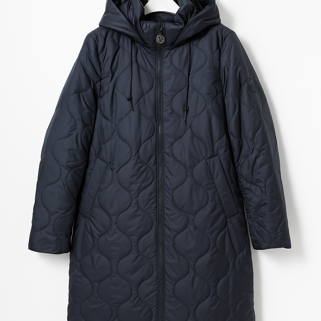 Ilga tamsiai pilka moteriška striukė su užtrauktuku ir gobtuvu, demonstruojama pakabinta ant pakabos