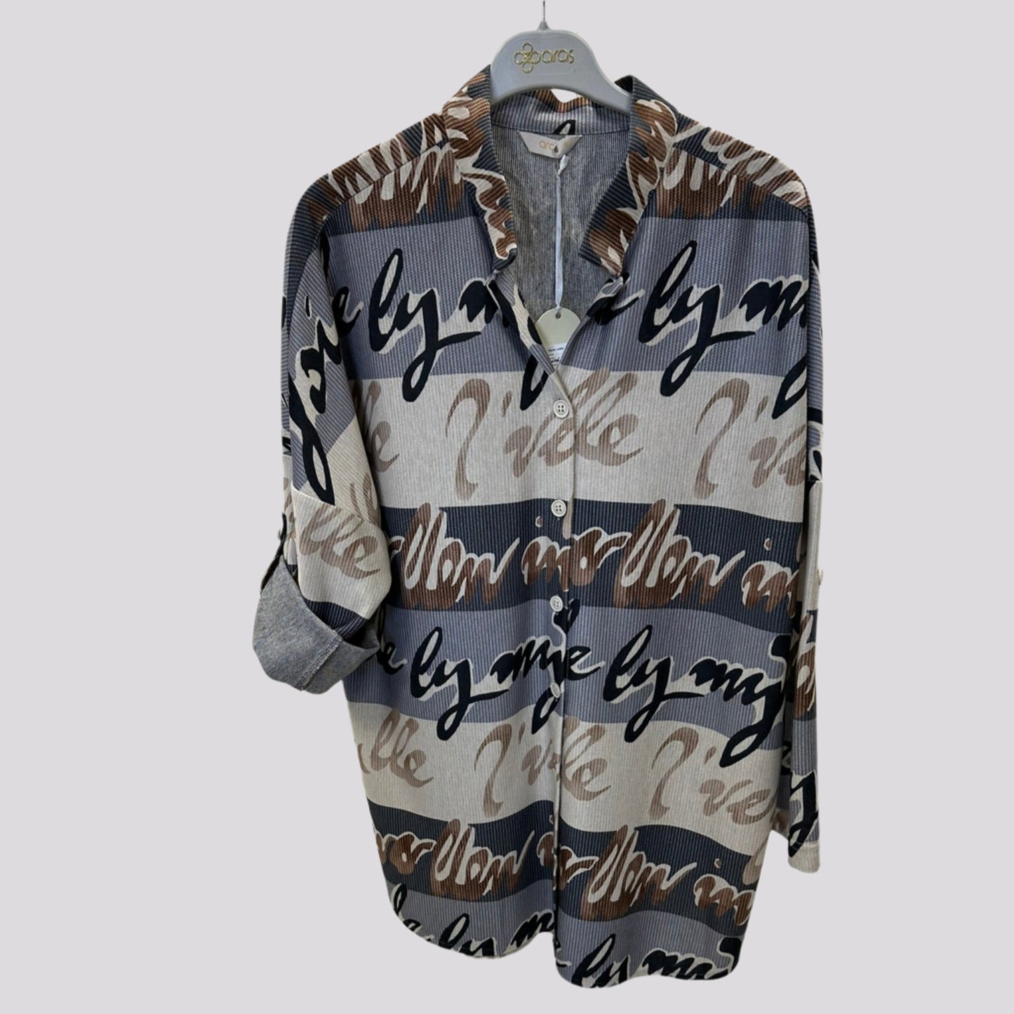 Laisvalaikio marškiniai su švelniu audiniu ir raštais, derinami su kelnėmis ar džinsais.