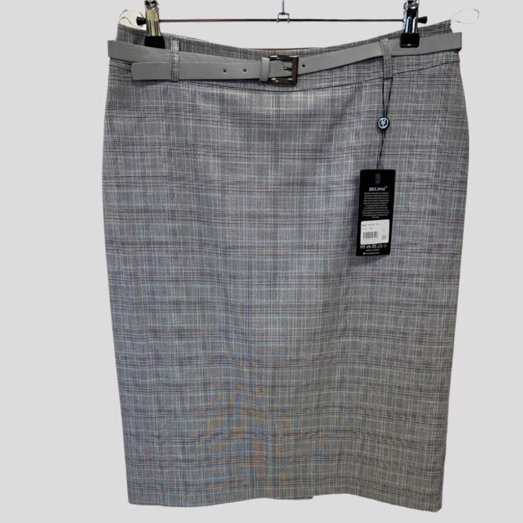 Kostiumėlis iš šono – liemenės siluetas ir sijono ilgis.