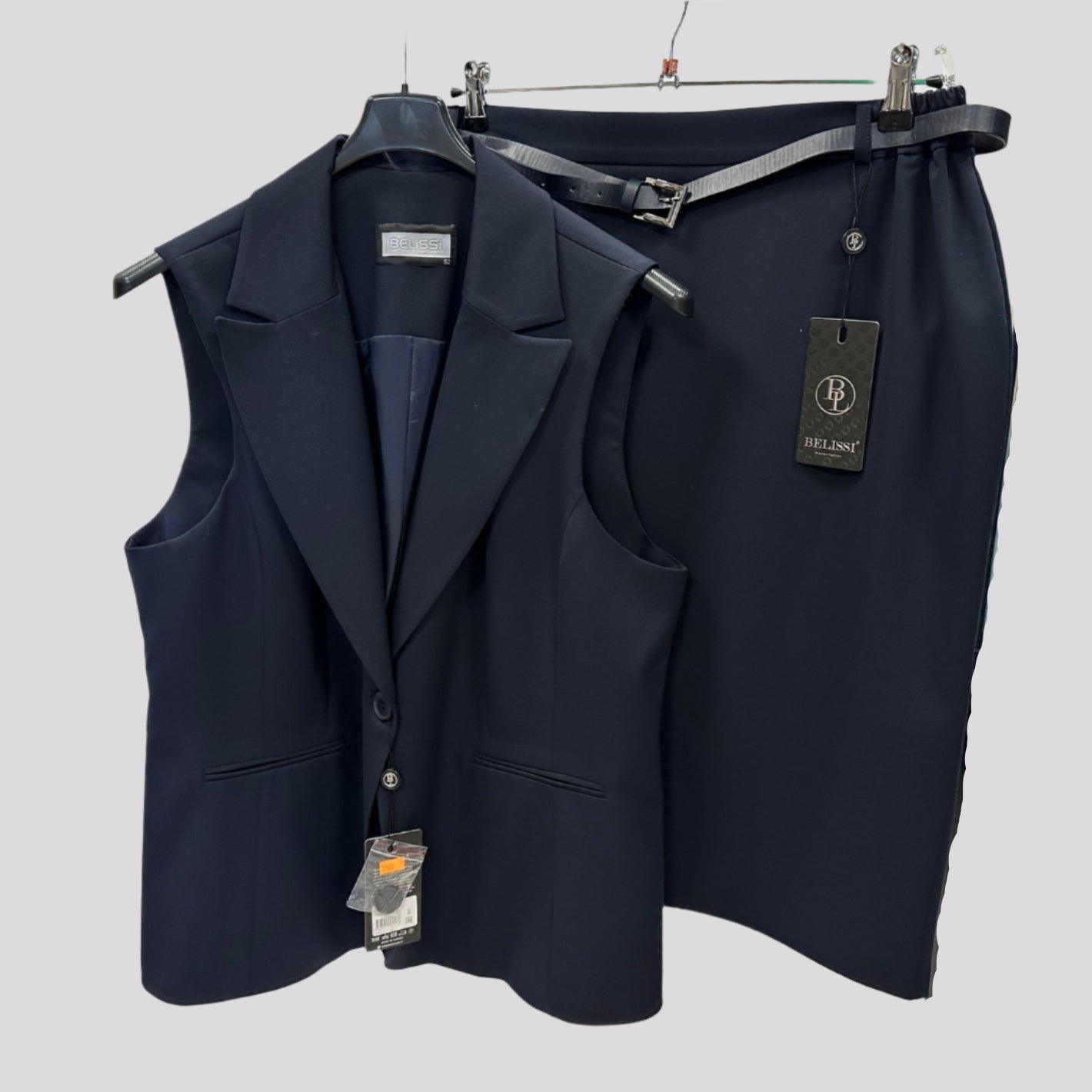 Tamsiai mėlynas kostiumėlis su liemene ir sijonu – pilnas vaizdas.