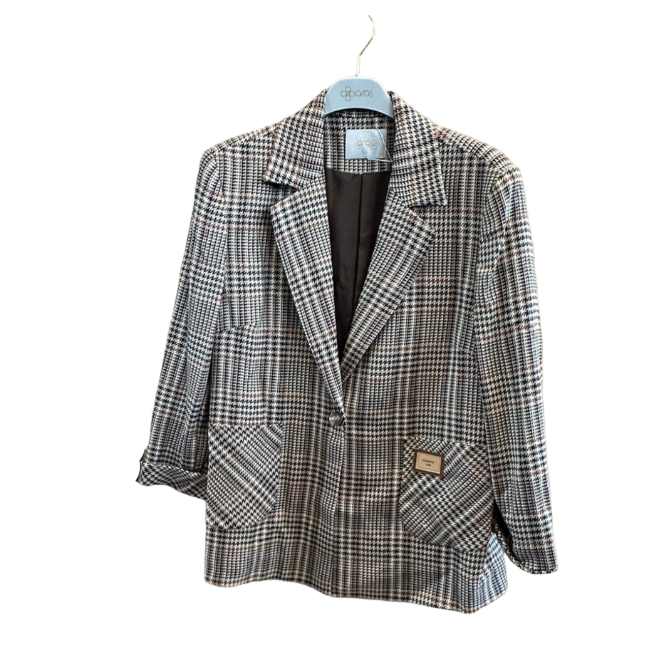 Margas švarkas ant pakabos