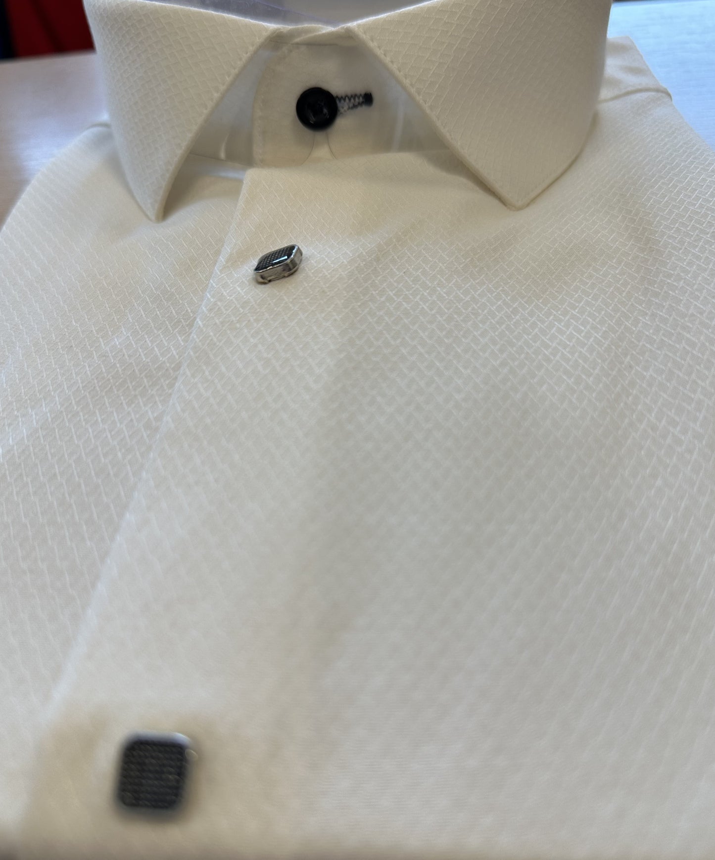 Trumpomis rankovėmis balti vyriški marškiniai su tekstūra, aiškiai matoma audinio detalė