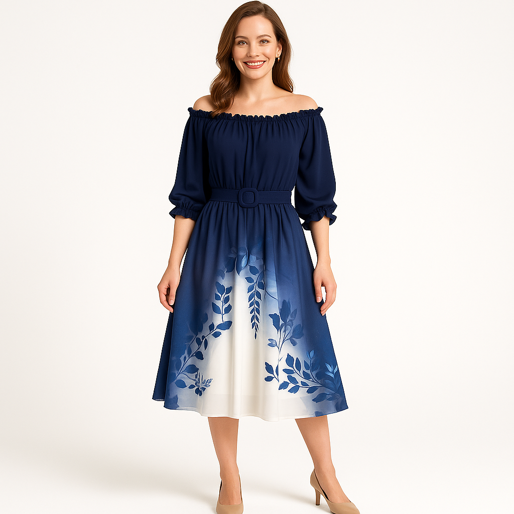 Moteris dėvi elegantišką mėlynai baltą suknelę su dekoratyviniu raštu, pečius atidengiančia iškirpte ir vidutinio ilgio sijonu.