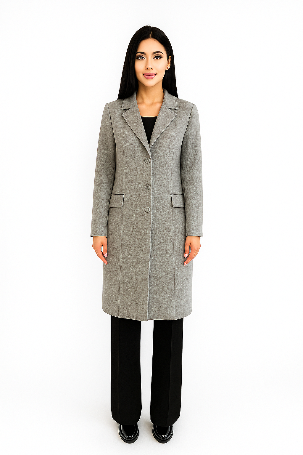 Modelis dėvi pilką klasikinį paltą su trimis sagomis, atlapais ir kišenėmis, baltame fone, dydis 42