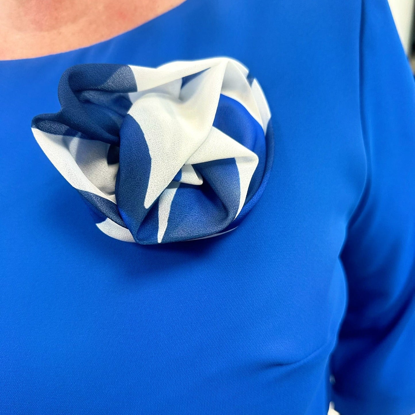 Suknelė padabinta, marga gėlyte