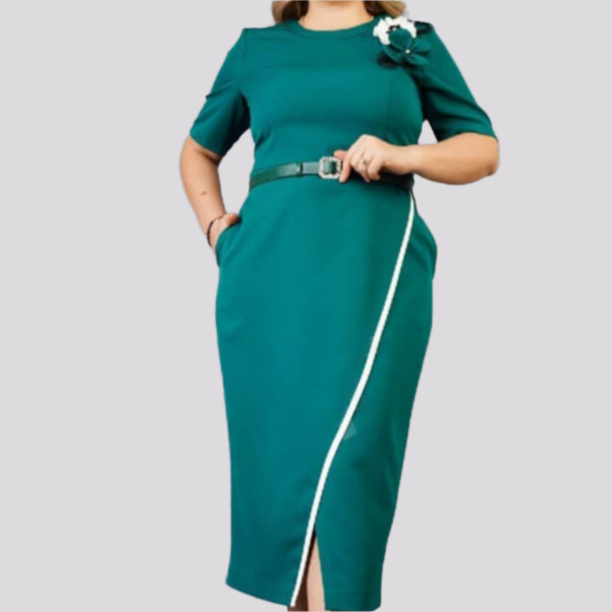 Klasikinė suknelė dengiančio ilgio, tamsi spalva, tinkama šventėms.