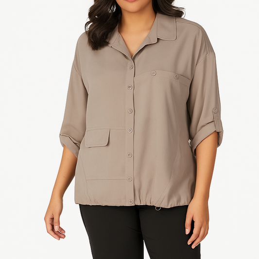 Modelis dėvi smėlio spalvos Tencelio marškinukus-švarkelį su sagomis ir kišenėmis, dydis 46, vaizdas iš priekio