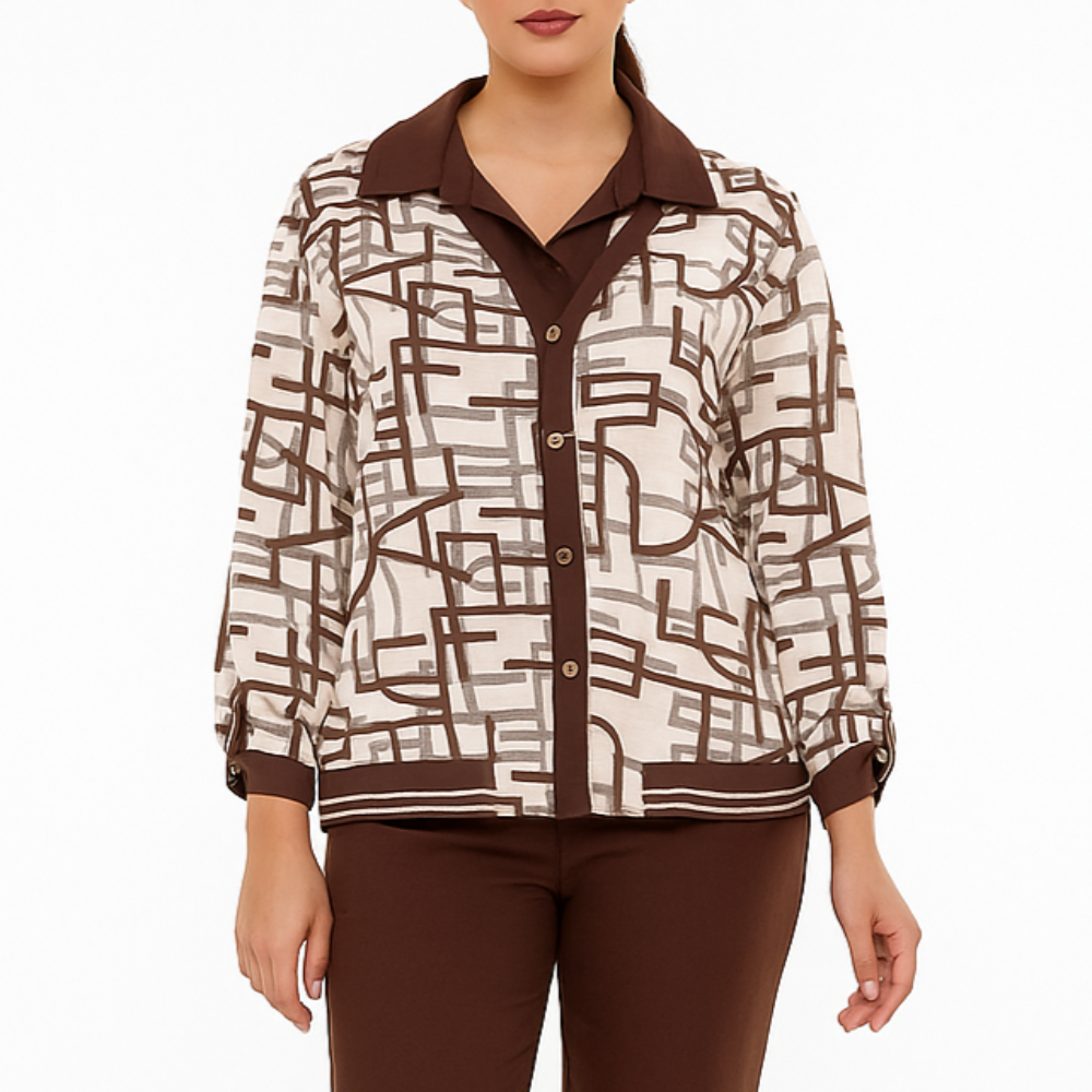 Šokoladinės spalvos megztukas su marškinukų detalėmis ir grafišku raštu – elegantiškas rudens pasirinkimas