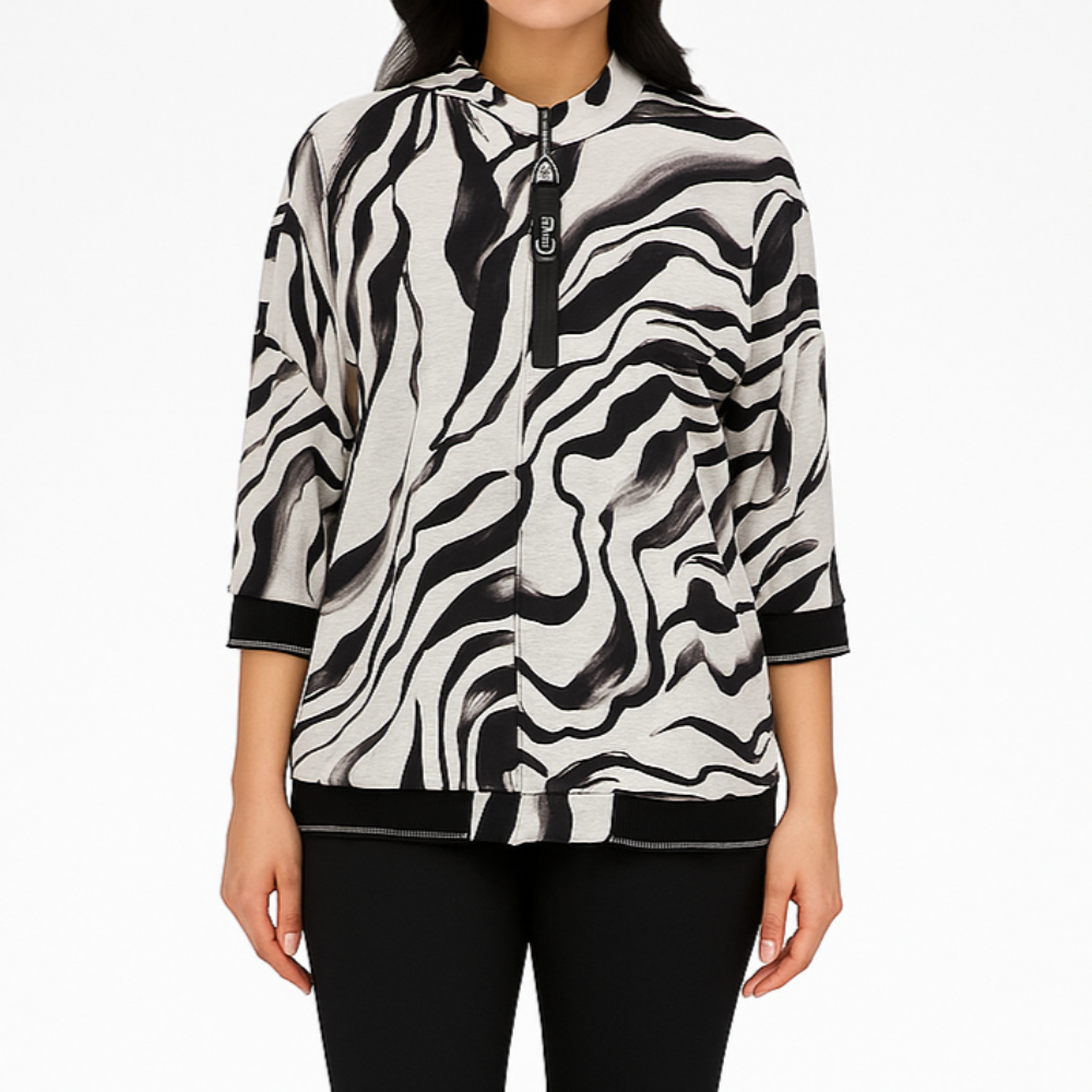 Modelis dėvi juoda–baltą šiltą palaidinę su grafiniu raštu, trumpu užtrauktuku ir 3/4 rankovėmis, dydis 50