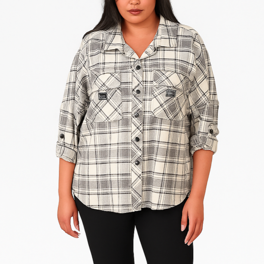 Modelis dėvi languotus oversize marškinius iš poliviskozės, ilgos rankovės, sagos, dydis 54, vaizdas iš priekio