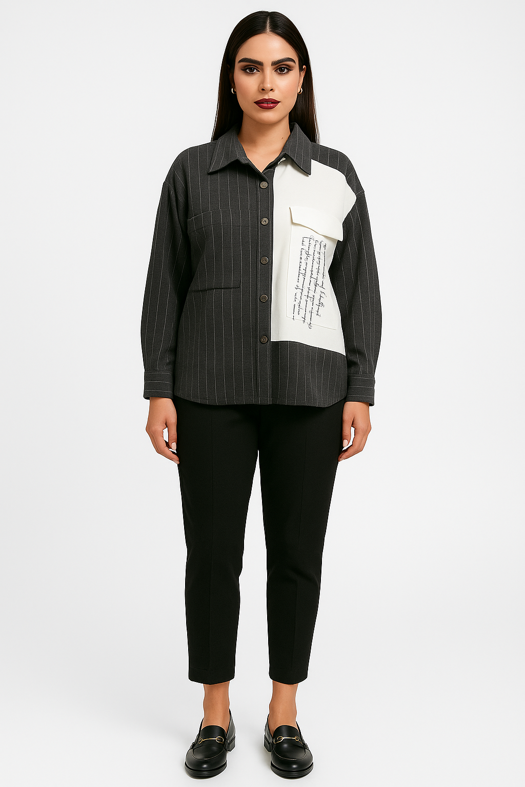 Moteriškas marškinių tipo švarkelis – detalus priekio vaizdas su dryžuotu audiniu ir kontrastine kišenės detale.