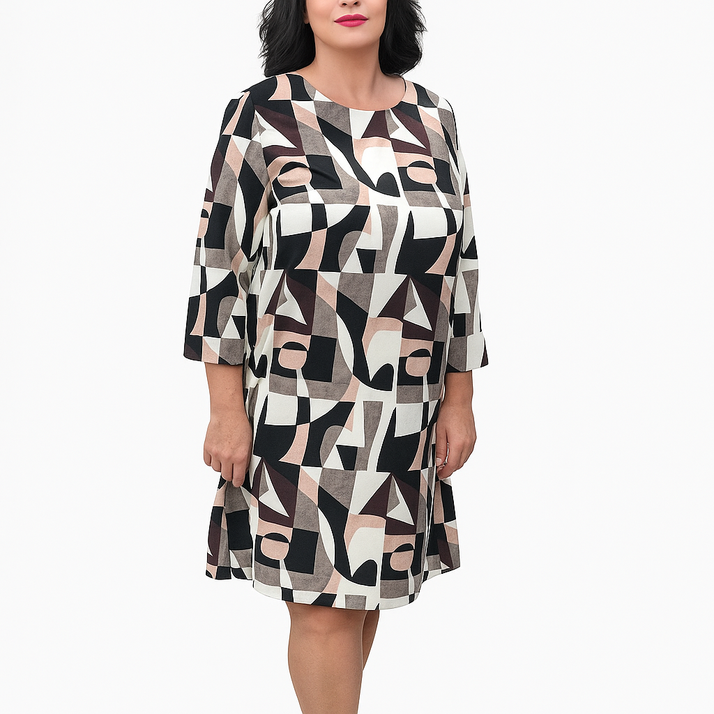 Modelis su geometrinio rašto suknele, laisvo kritimo, nevaržo judesių, puikus pasirinkimas