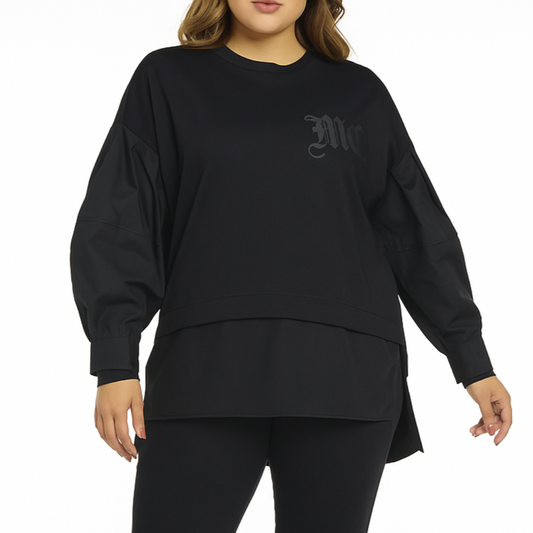 Modelis dėvi juodą laisvalaikio palaidinę su pūstomis rankovėmis ir ilgesne nugara, dydis 44