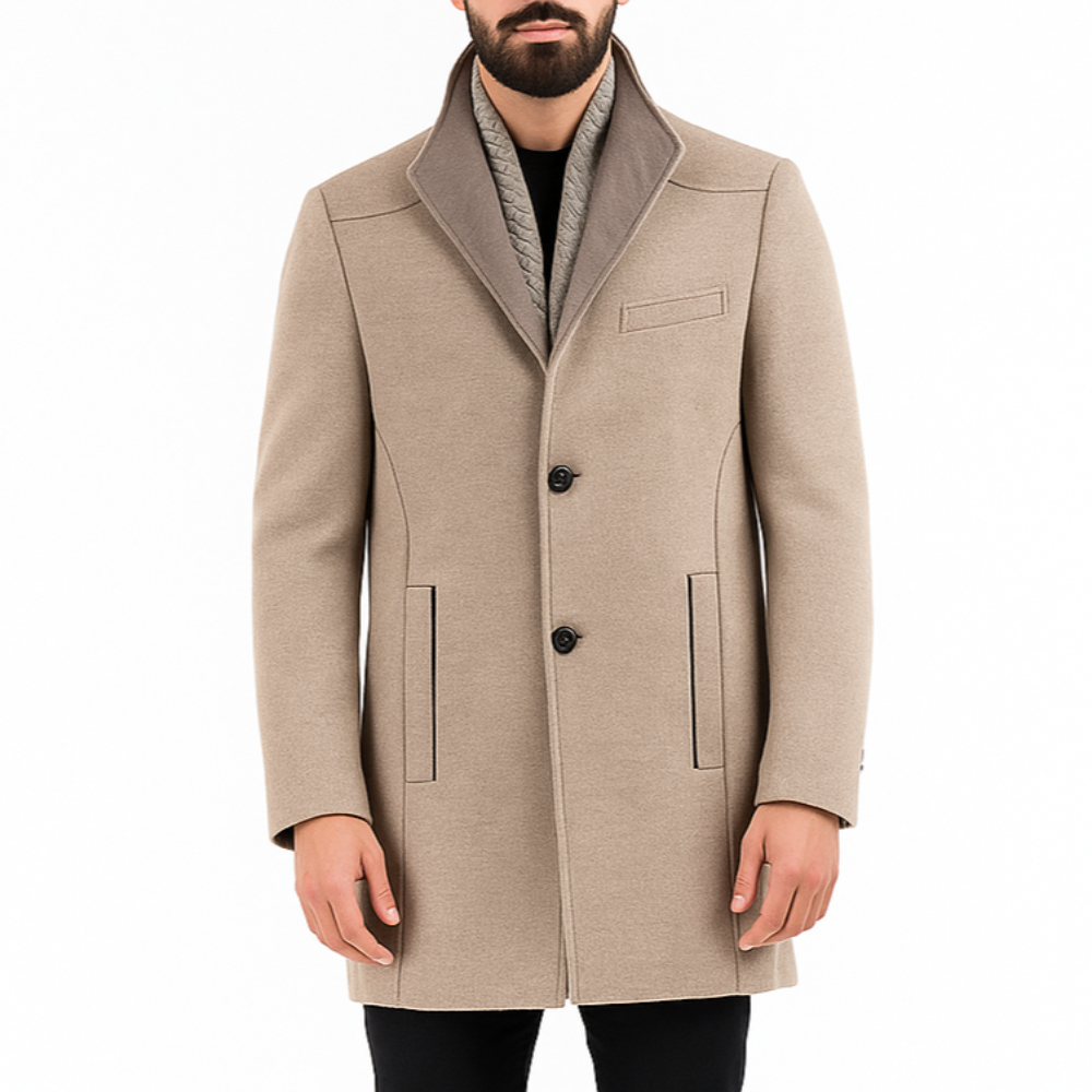 Vyriškas kreminis paltas iš vilnos ir kašmyro, elegantiškas, modelis baltame fone