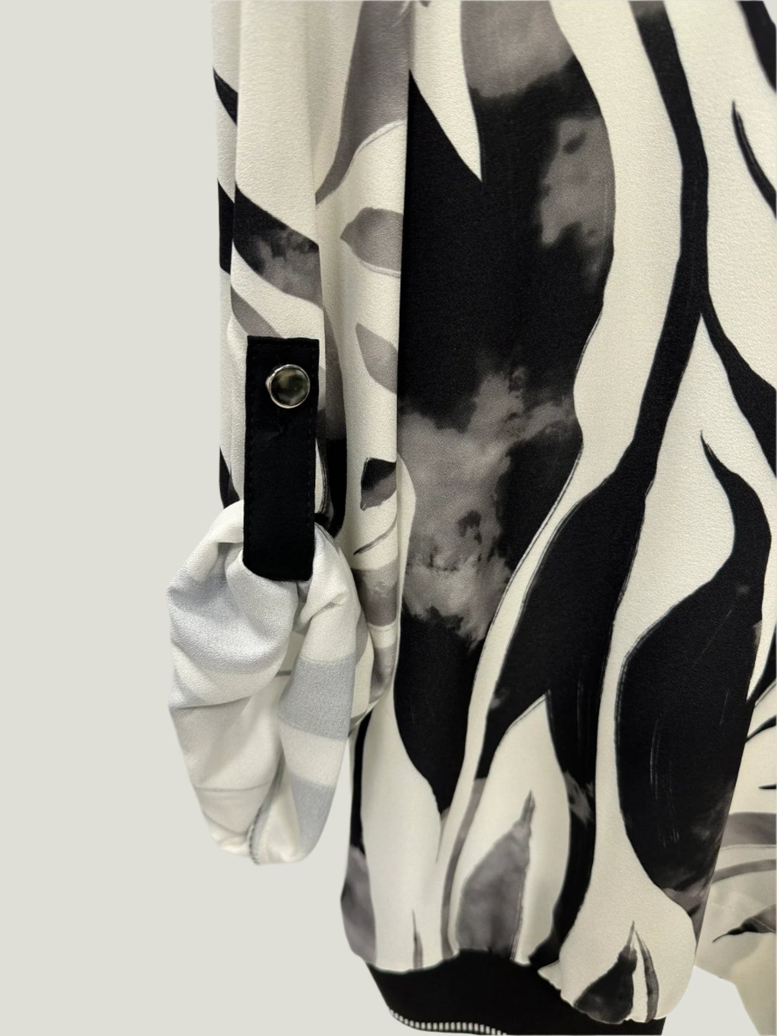 Lengvo audinio palaidinė su gyvūnų rašto dizainu ir 3/4 rankovėmis