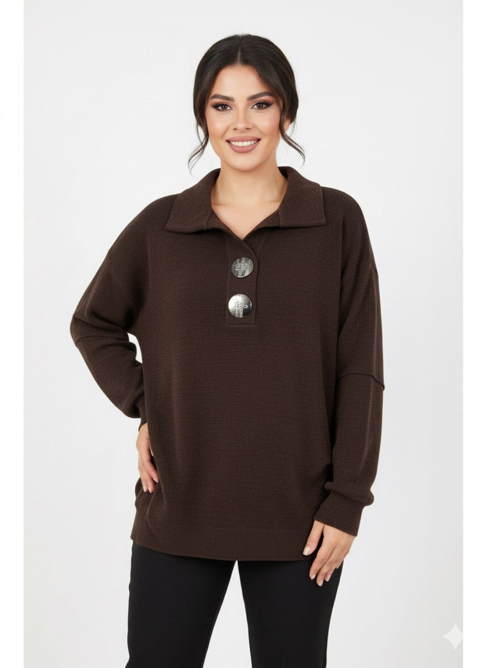 Modelis dėvi rudą veliūrinę palaidinę su didelėmis dekoratyvinėmis sagomis priekyje, rodomas priekis.