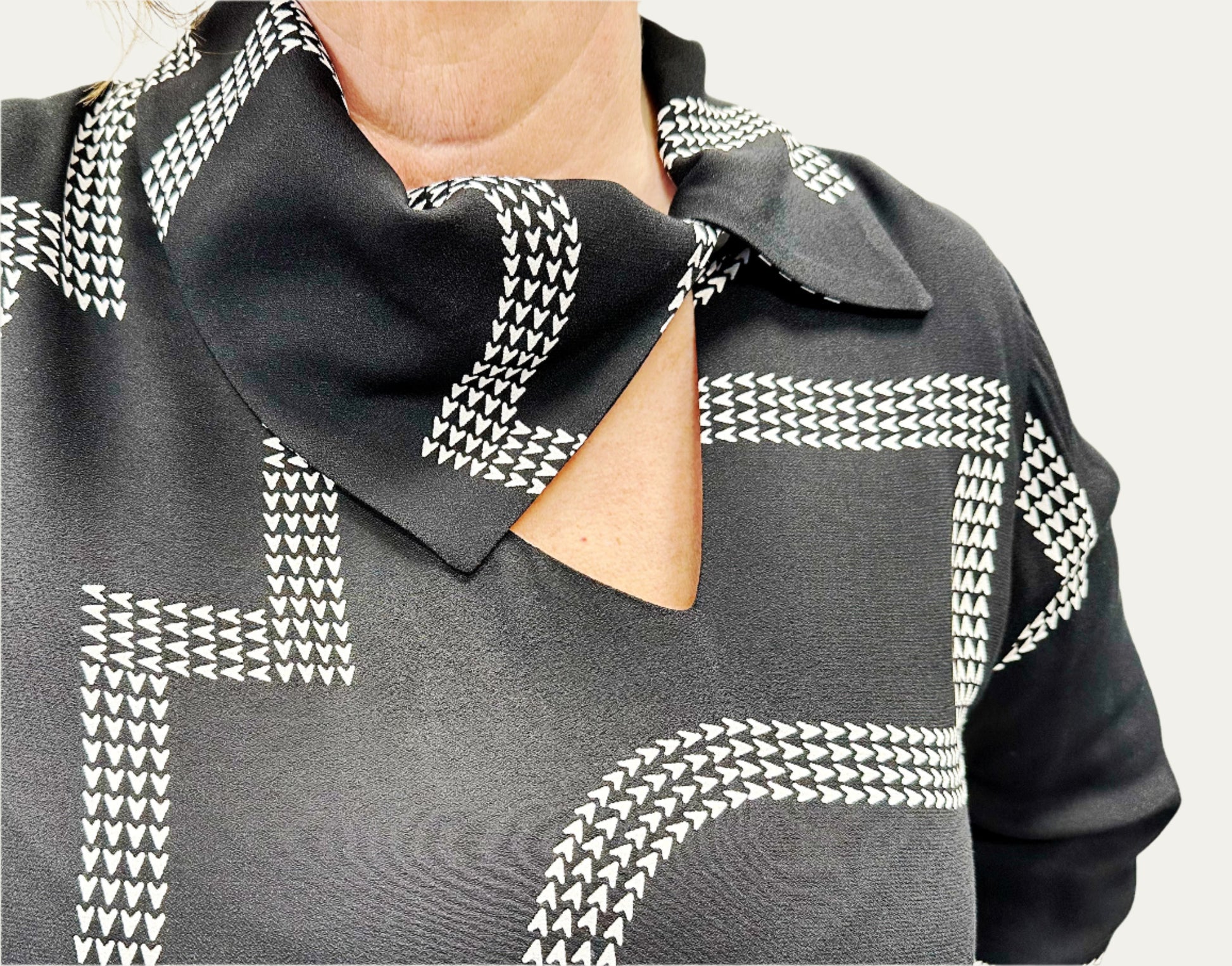 100 % šilko palaidinė su apykaklės iškirpte ir įdomiomis rankovėmis – elegantiškas modelis ant pakabos