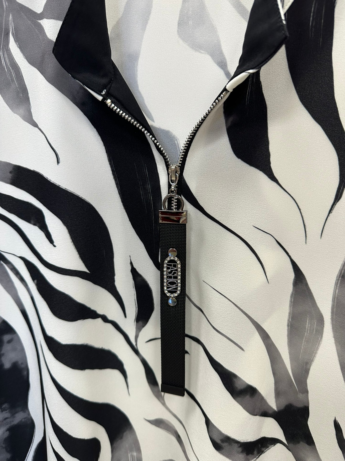 „Lengvo audinio palaidinė su gyvūnų rašto dizainu ir 3/4 rankovėmis“