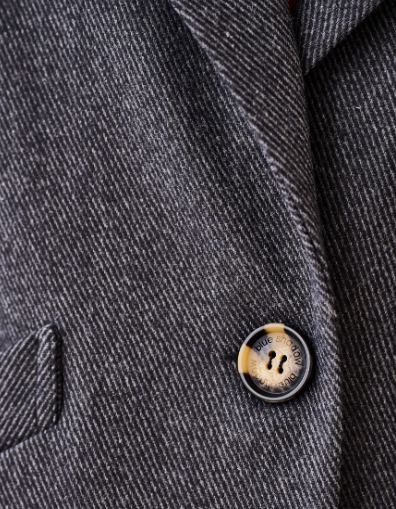 Atena“ su dekoratyvinėmis sagomis nugaroje, grafito pilka spalva