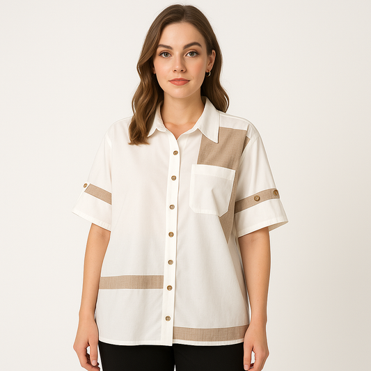 Modelis dėvi baltą palaidinę su smėlio spalvos intarpais ir dekoratyvine kišene – elegantiškas pasirinkimas kasdienai ir laisvalaikiui.