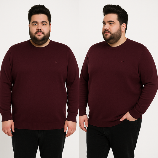 Didelio dydžio vyriškas bordo megztinis su apvalia apykakle, pakabintas ant pakabos