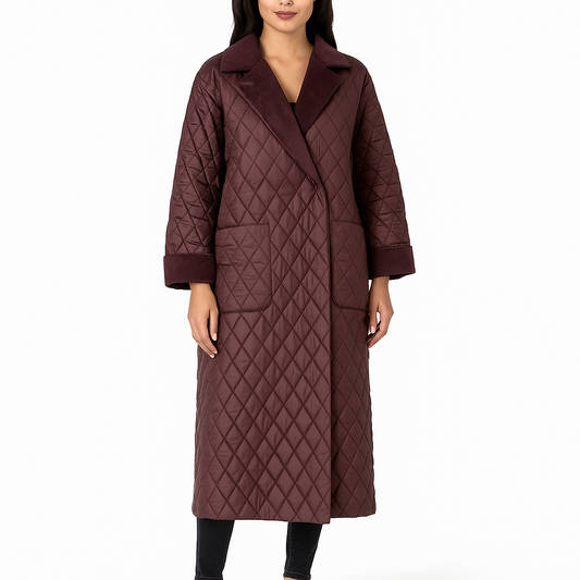 Prabangus bordo moteriškas dygsniuotas paltas su kišenėmis, demonstruojamas ant modelio