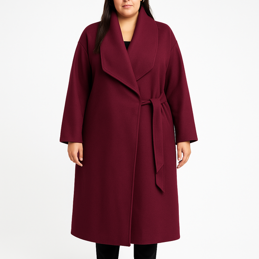 Modelis su tamsiais plaukais vilki bordo spalvos susiaučiamą paltą su diržu, dydis 48, baltame fone