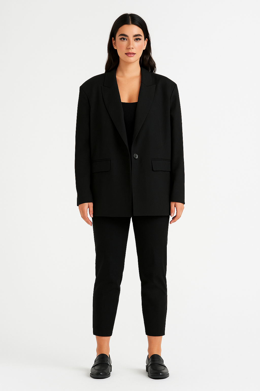 Klasikinis juodas ne liemenuotas švarkas, oversize modelis, būtinas kiekvienoje moters spintoje, rodomas ant modelio