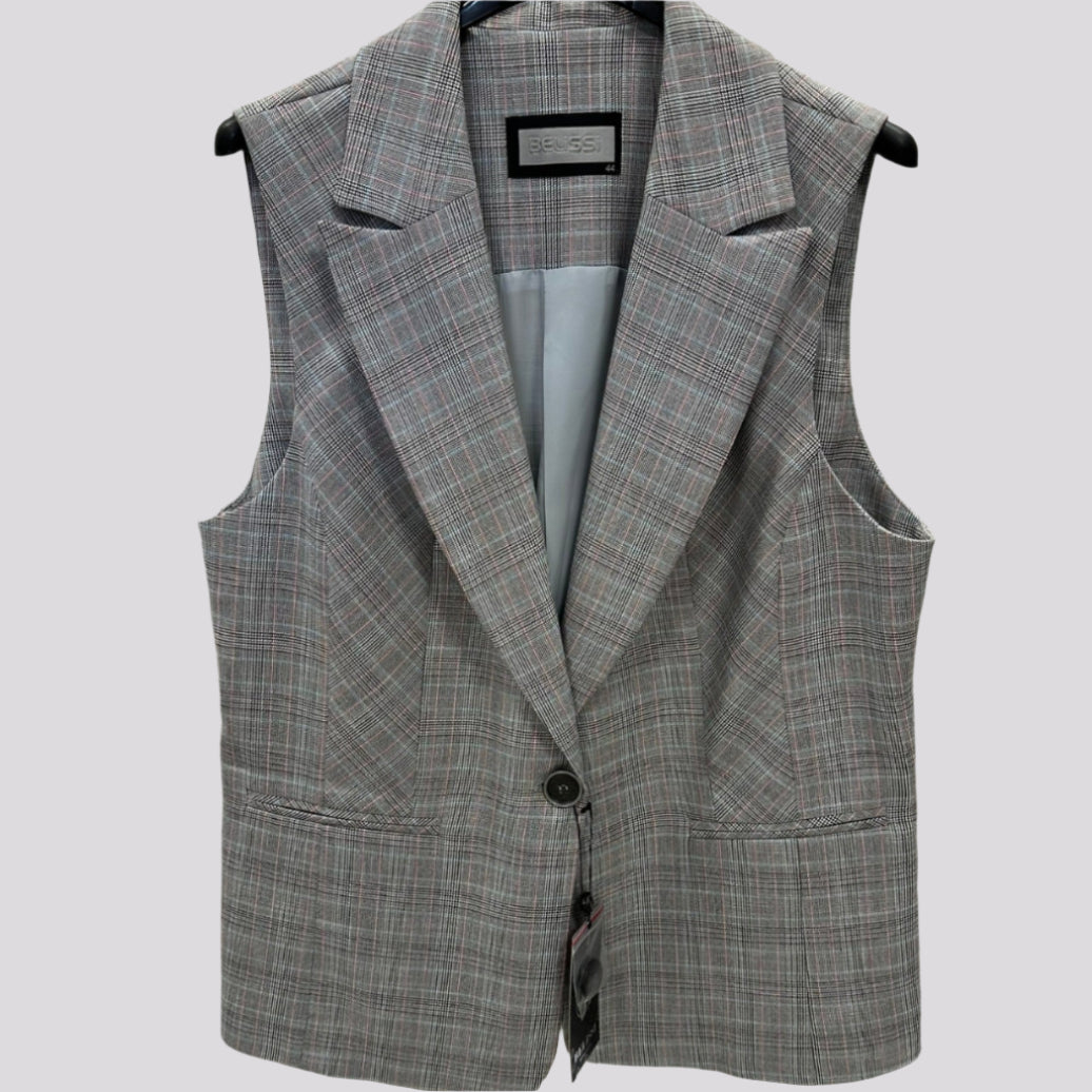 Kostiumėlis iš šono – liemenės siluetas ir sijono ilgis.