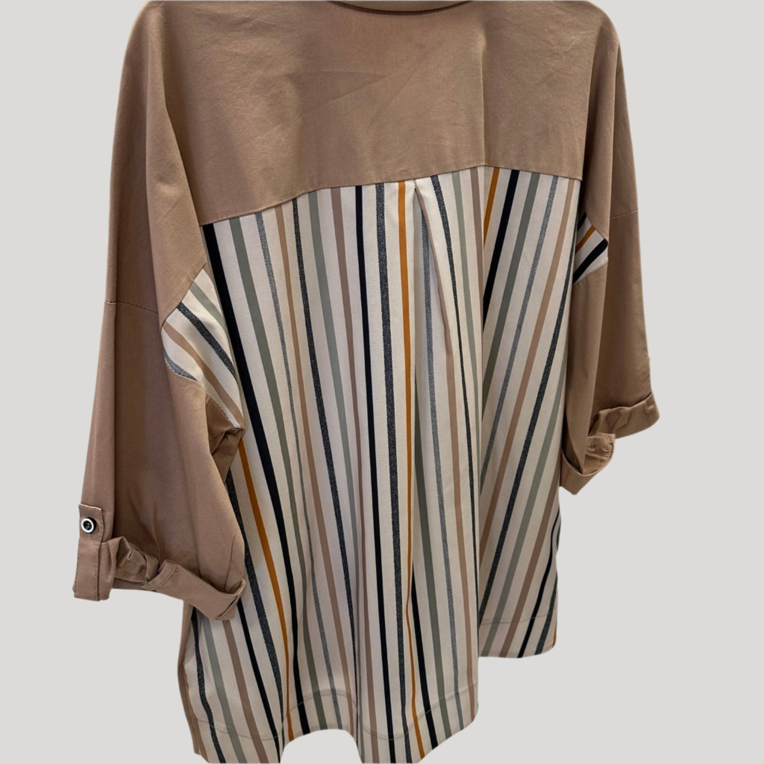 Rudi moteriški medvilniniai marškiniai ant pakabos – laisvo kirpimo