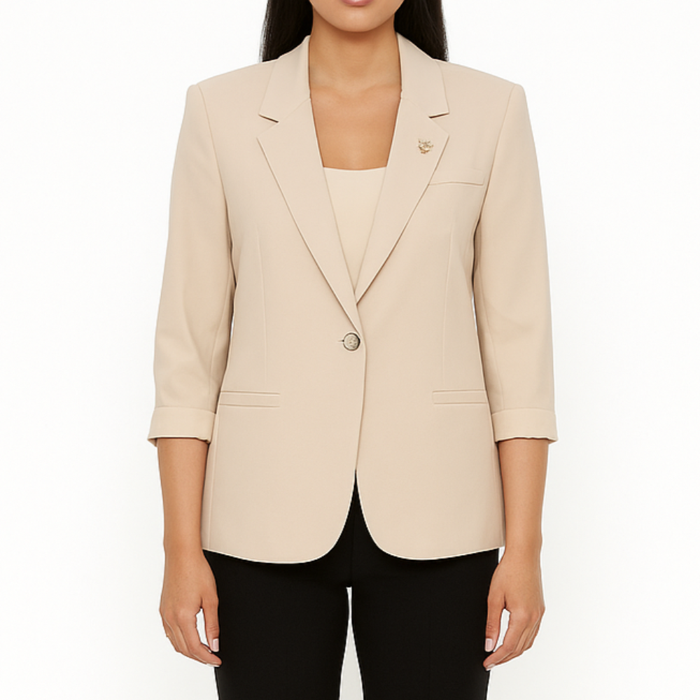 Modelis dėvi šviesiai kreminį elegantišką švarkelį su išsegama sagėle