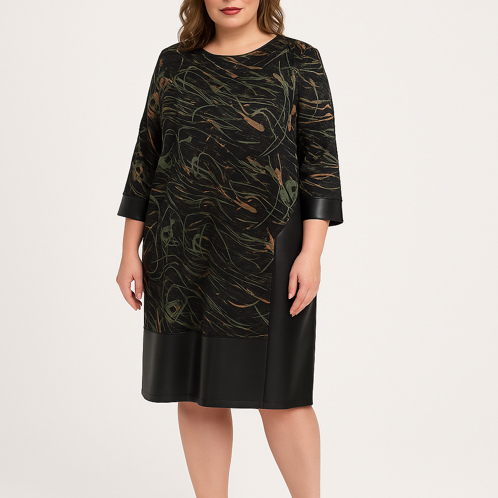 Modelis dėvi tiesaus silueto margą suknelę su juodos odos motyvais ties rankogaliais ir apačia, 3/4 rankovės, dydis 50, vaizdas iš priekio