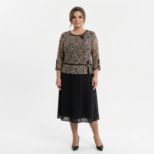 Elegantiška juoda proginė midi suknelė su margu viršumi didelių dydžių moterims