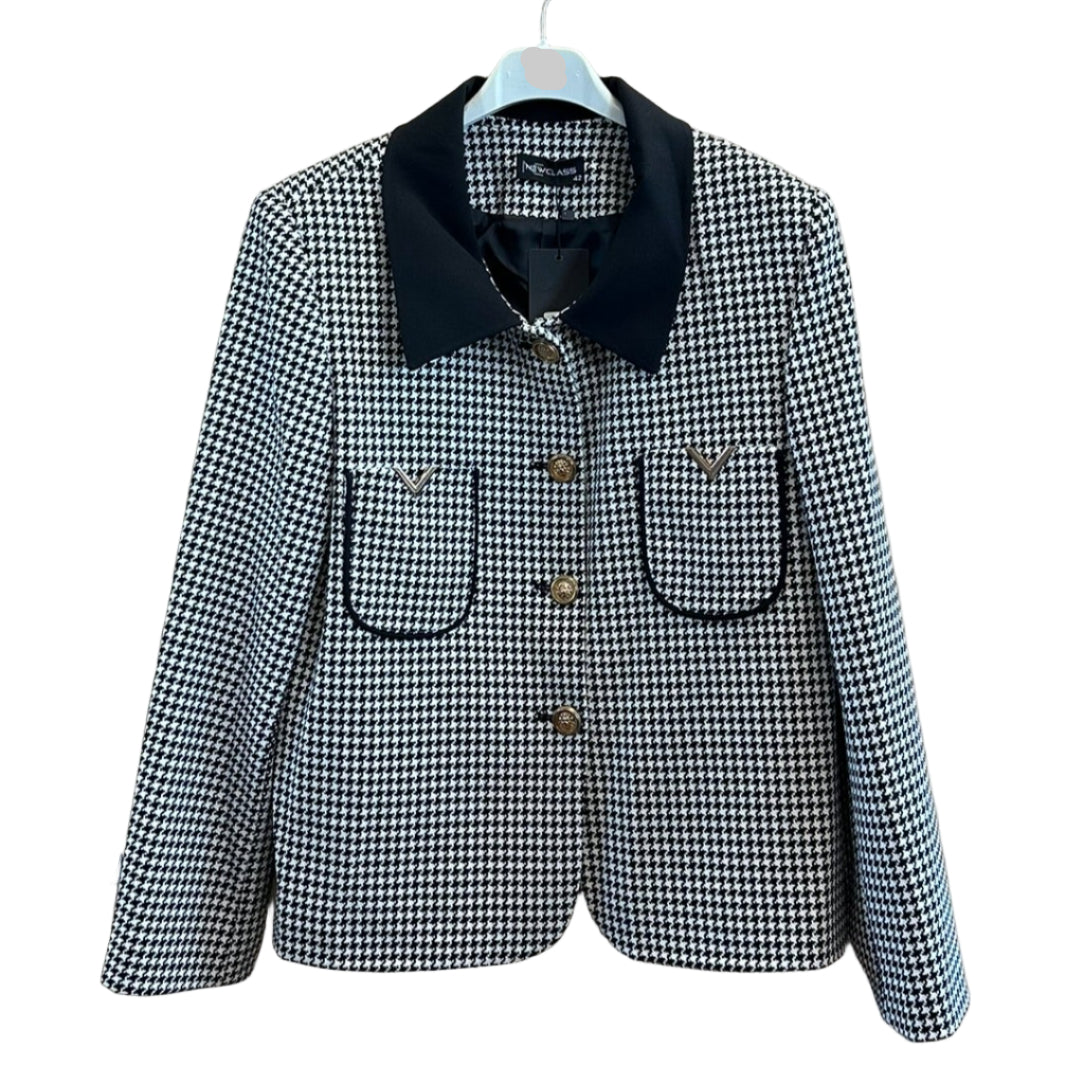 Elegantiškas trumpas švarkelis su auksinėmis detalėmis, tinka prie suknelės ar kelnių, pakabintas ant pakabos