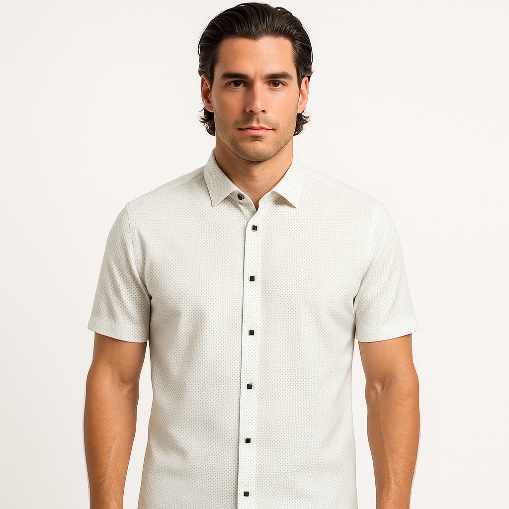 Modelis dėvi baltus trumpomis rankovėmis satino marškinius su smulkiu grafiniu raštu.