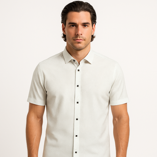 Modelis dėvi baltus trumpomis rankovėmis satino marškinius su smulkiu grafiniu raštu.