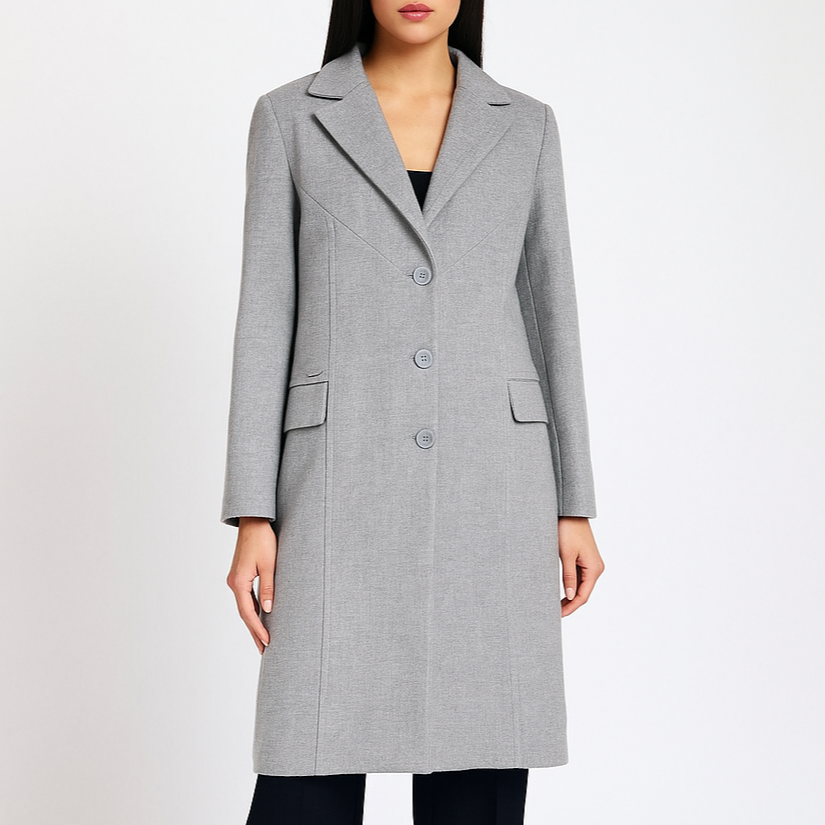 Modelis dėvi pilką klasikinį paltą su trimis sagomis, atlapais ir kišenėmis, baltame fone, dydis 44
