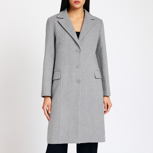 Modelis dėvi pilką klasikinį paltą su trimis sagomis, atlapais ir kišenėmis, baltame fone, dydis 44