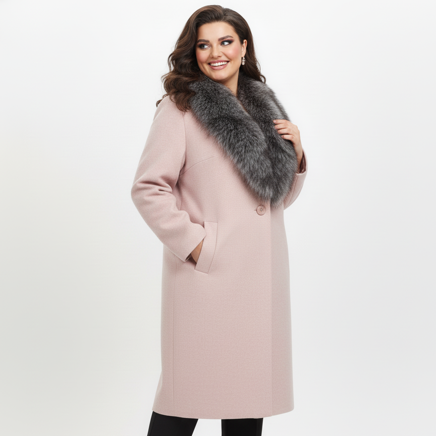 Moteris dėvi rožinį paltą su kailine apykakle, elegantiškas žiemos modelis