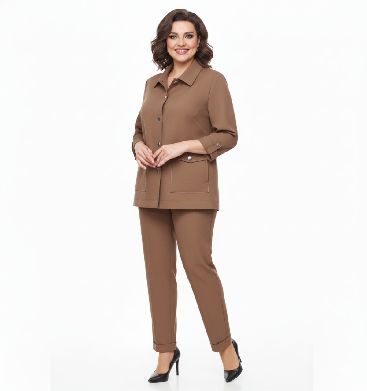 Elegantiškas moteriškas kostiumėlis su švarkeliu ir kelnėmis, tinkamas šventei ar darbui.