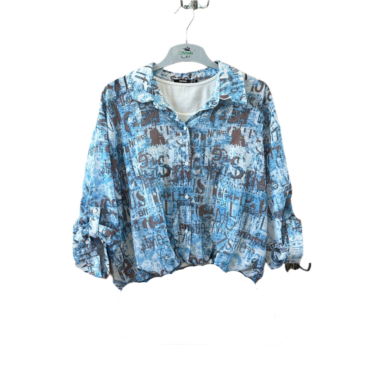 Stilingi šviesiai mėlyni raštuoti laisvalaikio marškiniai su ilgesne nugara