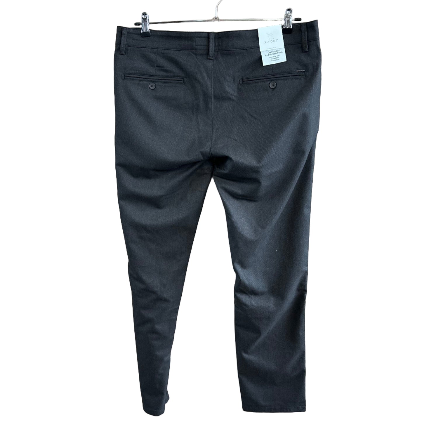 Galinė kelnių pusė su kišenėmis ir siuvimo detalėmis.