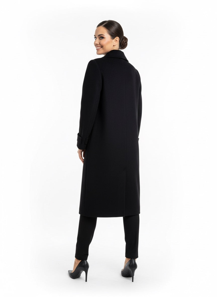 Elegantiškas paltas be sagų, užsegamas spaudėmis, rudens–žiemos sezonui.