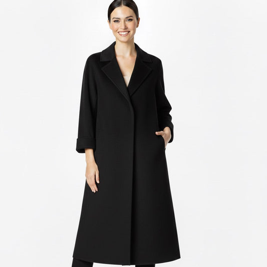 Juodas moteriškas kašmyro ir lama vilnos paltas – klasikinis žiemos modelis.